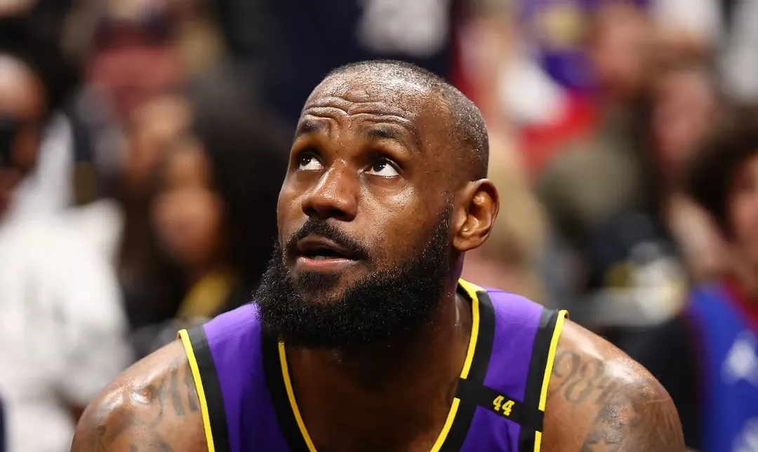 英超倒计时；夏洛特黄蜂今夜调整名单；细节引发关注；气氛紧张；球队文化再被提及的简单介绍